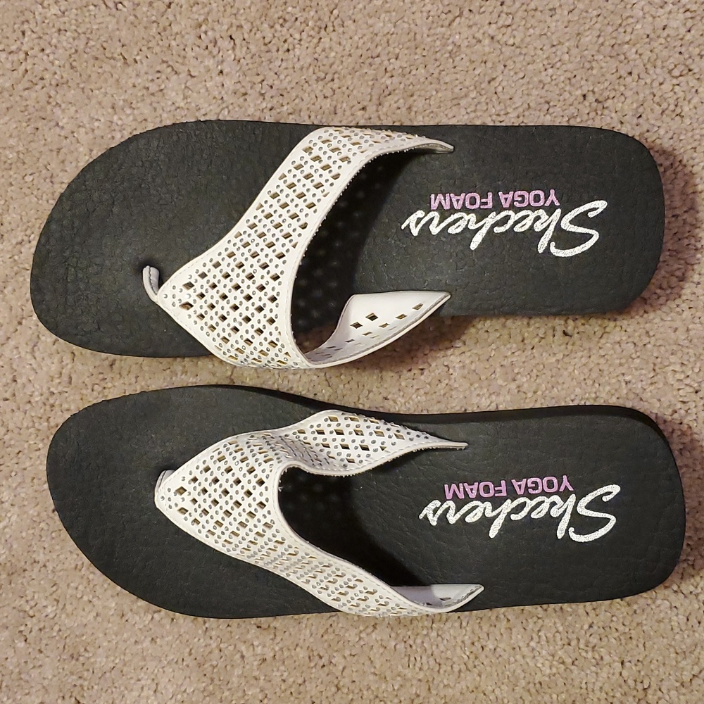 Sketchers Women's White and Black Yoga Foam Flip Flops With Jewels - Size 9